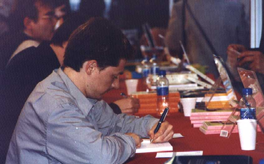 Signant llibres a Bcn el dia de Sant Jordi